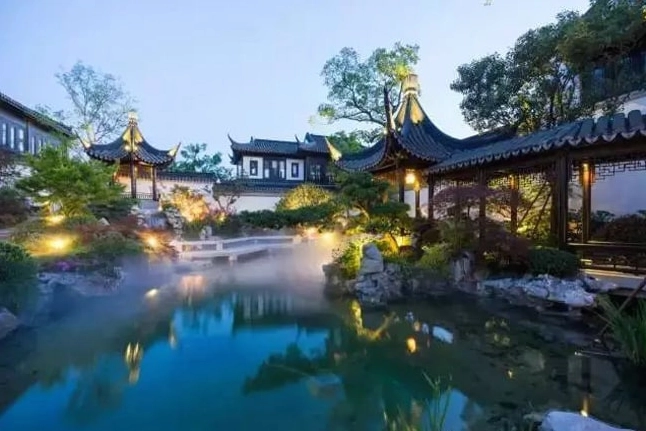 Sân vườn phong cách Trung Quốc với bố cục tĩnh tại và cây xanh mang vẻ cổ điển