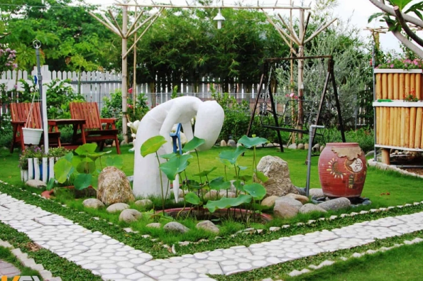 Sân vườn phương Đông có đồ trang trí truyền thống và mảng xanh hài hòa