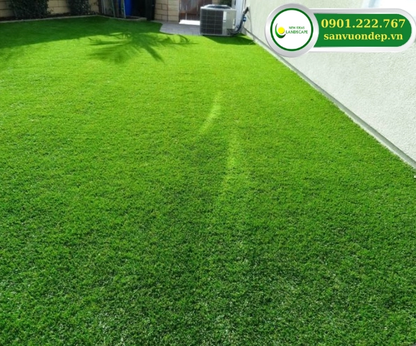 Sân vườn sử dụng cỏ nhân tạo xanh đều tạo bề mặt sạch sẽ và dễ chăm sóc