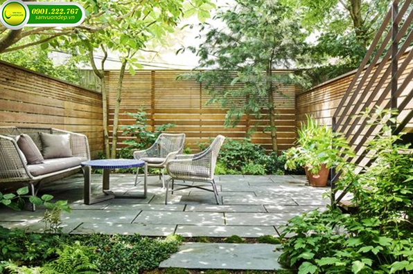 Sân vườn tiểu cảnh đang được thi công với mảng xanh và chi tiết trang trí cân đối