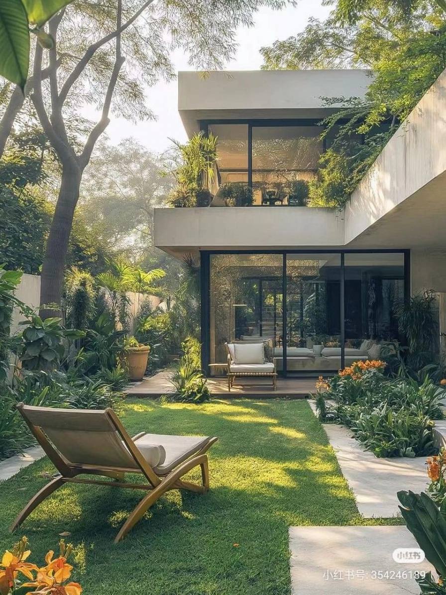 Sân vườn trước nhà nhiệt đới với lớp cây xanh rậm rạp làm mềm không gian biệt thự