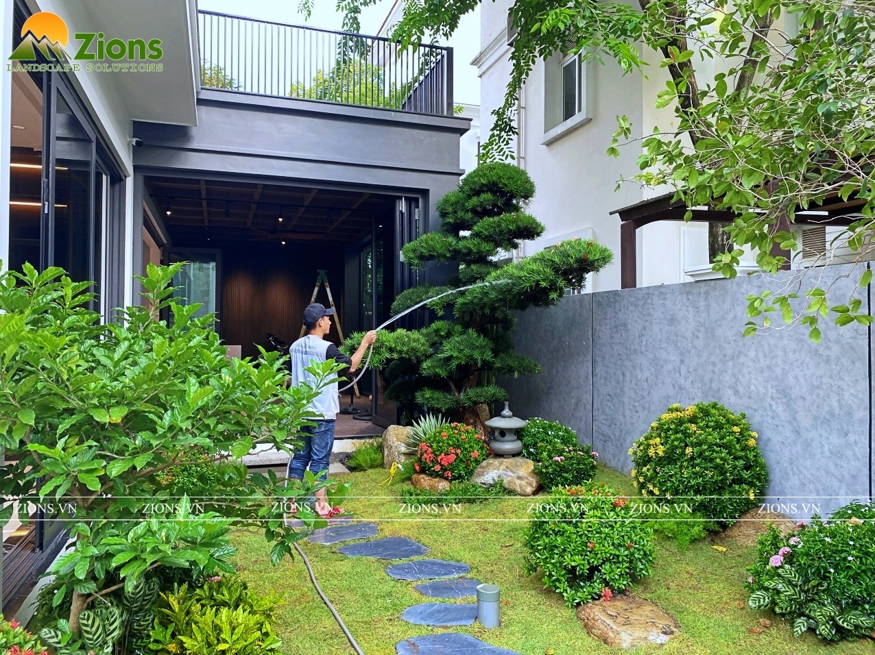 Sân vườn trước nhà phong cách Nhật Bản với cảm giác tĩnh lặng và bố cục cây đá hài hòa