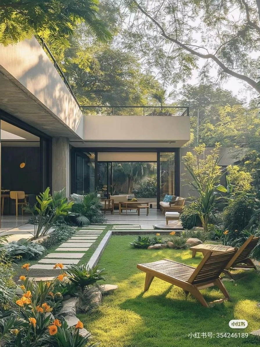 Sân vườn trước nhà phong cách nhiệt đới với cây xanh dày và sắc lá giàu sức sống