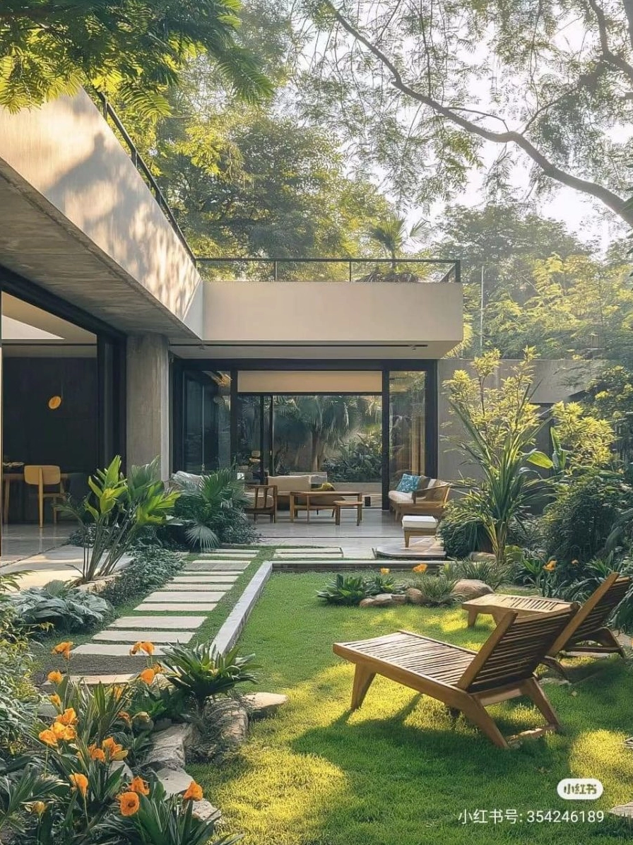 Sân vườn trước nhà phong cách nhiệt đới với tán lá xanh dày và không khí nghỉ dưỡng