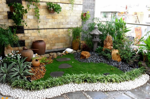 Sân vườn truyền thống Việt Nam với chum nước, tiểu cảnh và cây xanh