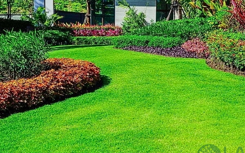 Sân vườn xanh mát với cỏ nhân tạo được bố trí hài hòa trong không gian sống