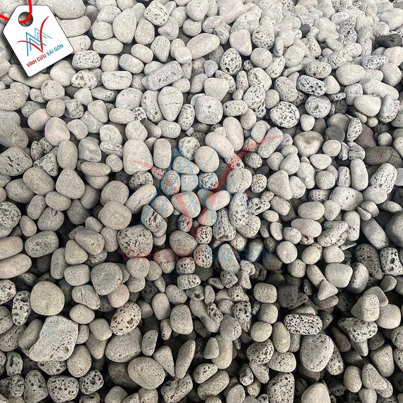 Sỏi ong xám quay kích thước nhỏ tạo nền trung tính cho tiểu cảnh sân vườn