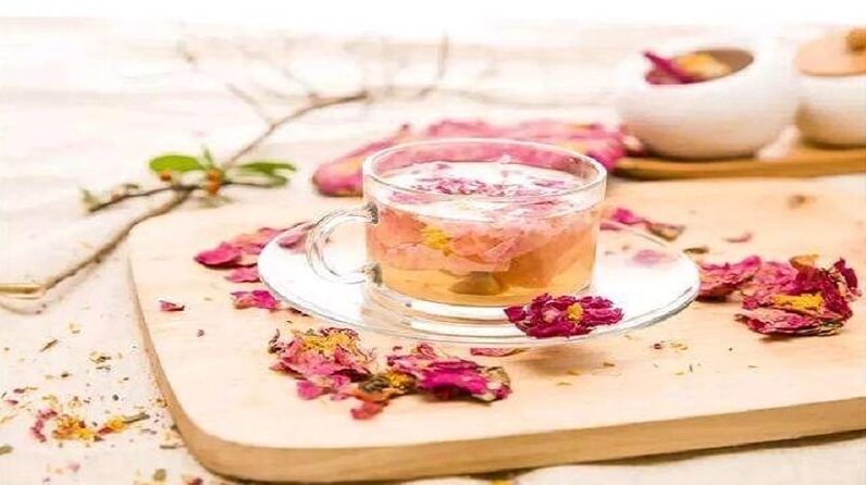 Tách trà hoa anh đào tỏa hương thanh nhẹ được pha từ hoa muối tạo cảm giác ấm áp và tinh tế