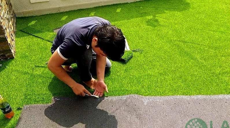 Thiết kế sân vườn bằng cỏ nhân tạo tạo mảng xanh liền mạch cho lối đi và tiểu cảnh