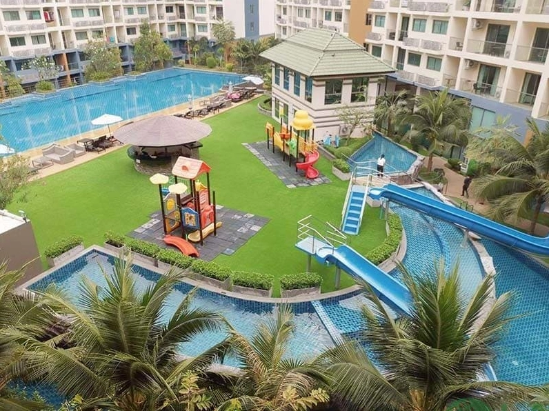 Thiết kế sân vườn với cỏ nhân tạo xanh đậm tạo chiều sâu cho không gian