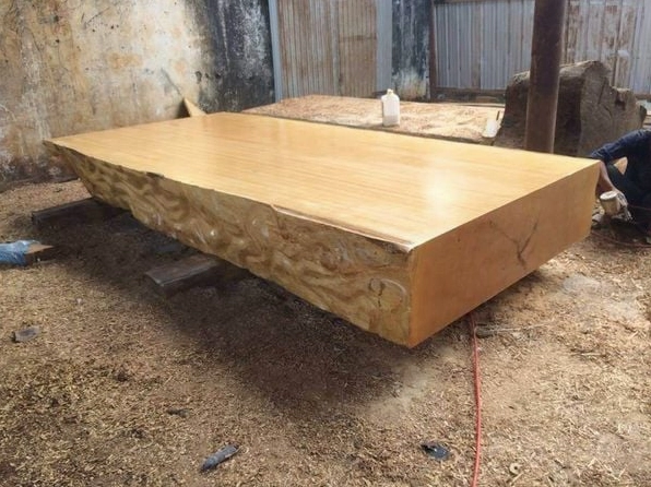 Thông tin về gỗ gõ vàng với sắc nâu vàng ấm và vân gỗ tự nhiên rõ nét