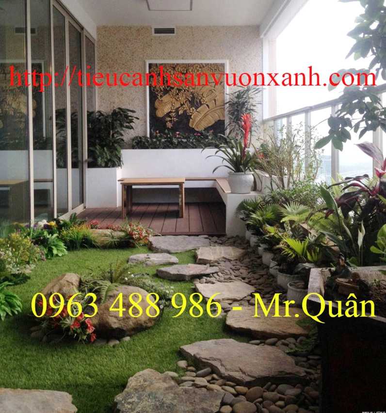 Tiểu cảnh ban công xanh mát với thảm cỏ nhân tạo đá cuội và cây trang trí