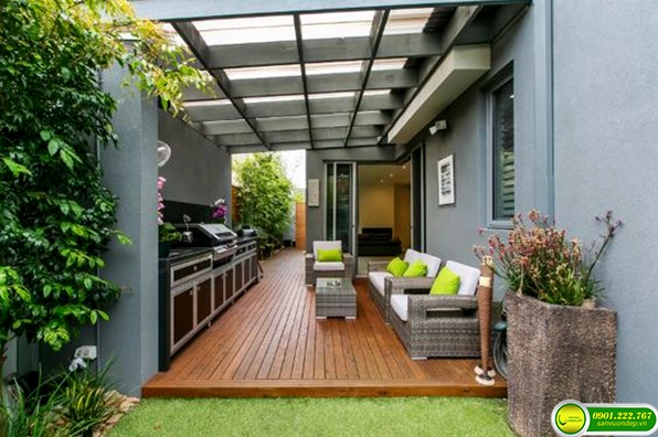 Tiểu cảnh hiện đại với bố cục gọn, cây xanh điểm xuyết và chất liệu trang trí tinh tế