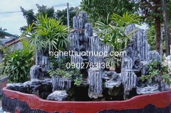 Tiểu cảnh hòn non bộ đẹp kết hợp cây xanh tạo không gian lý tưởng để tôn dáng Cây Thừng mực