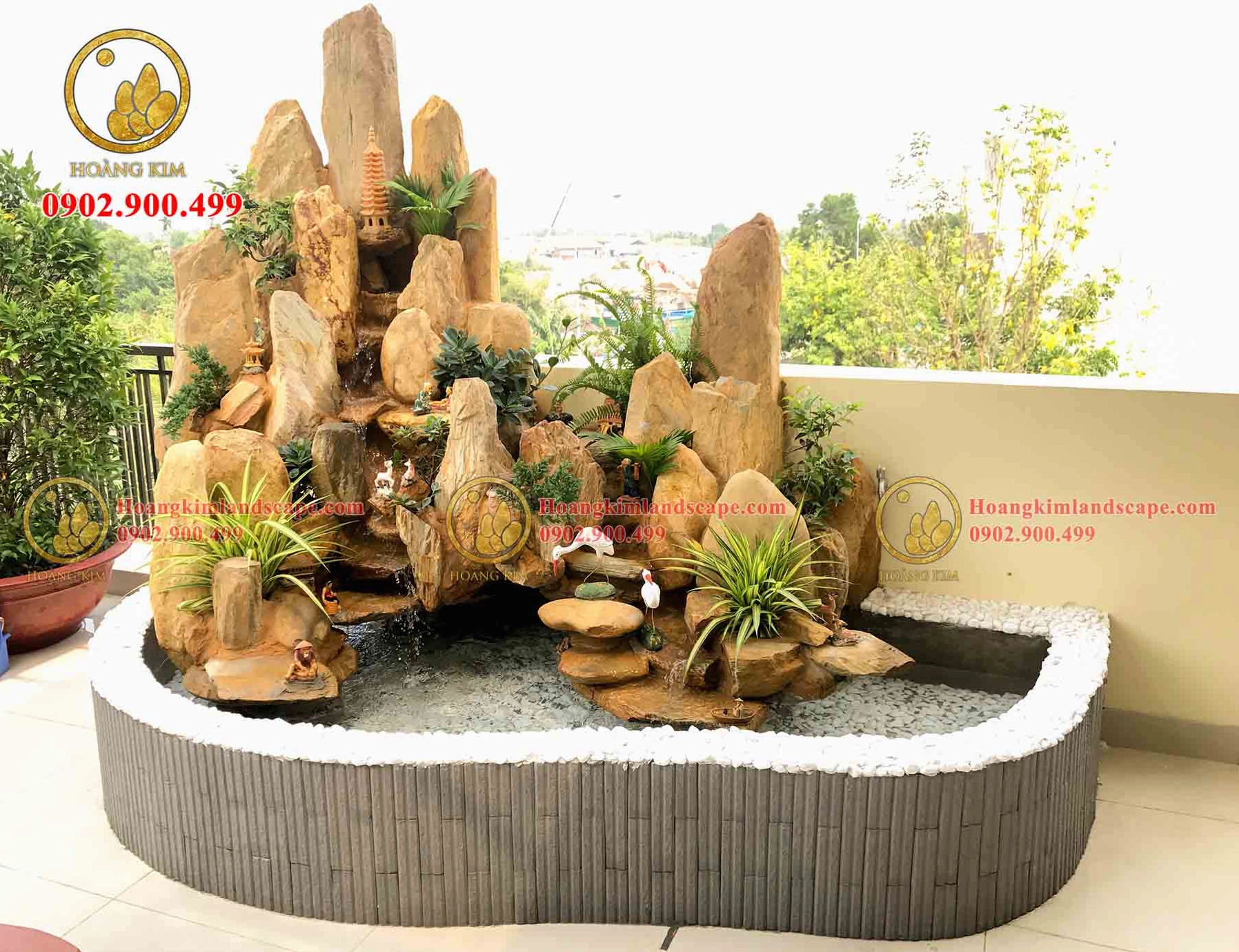 Tiểu cảnh hòn non bộ nhà phố với dáng núi nhỏ và cây cảnh tạo sự thoáng mát