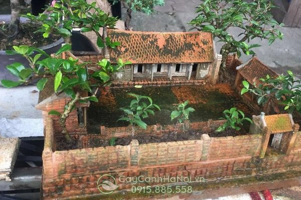 Tiểu cảnh mini nhà cổ với cây xanh bao quanh mô hình kiến trúc xưa mộc mạc