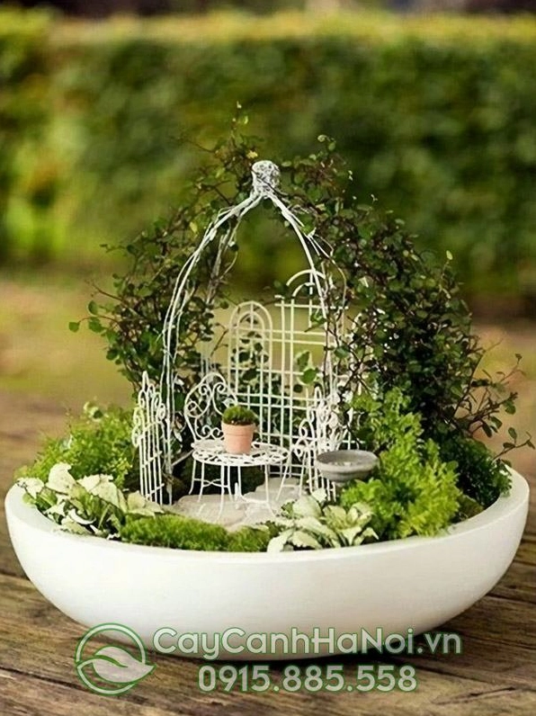 Tiểu cảnh mini vườn ban công với cây xanh được sắp đặt thành góc thư giãn nhỏ