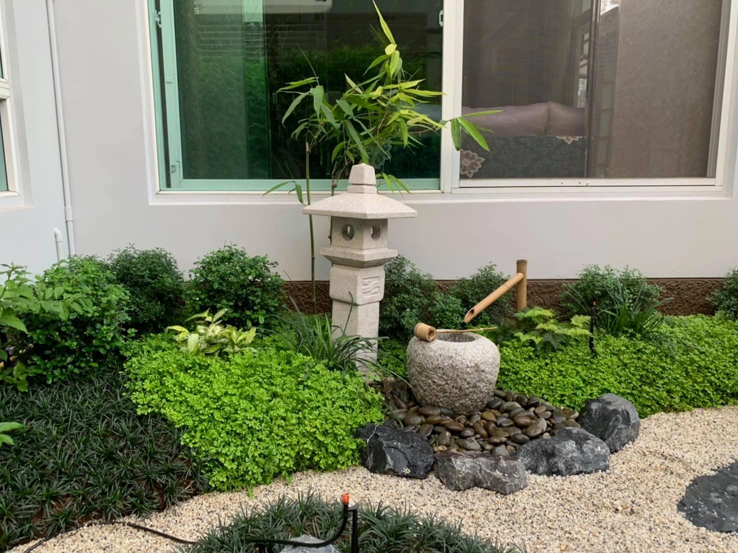 Tiểu cảnh vườn Nhật trong sân nhà cấp 4 với cây dáng thấp và đá trang trí
