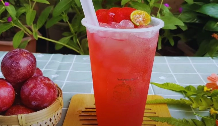 Trà mận Hà Nội có màu đỏ dịu và hương trái cây thanh mát