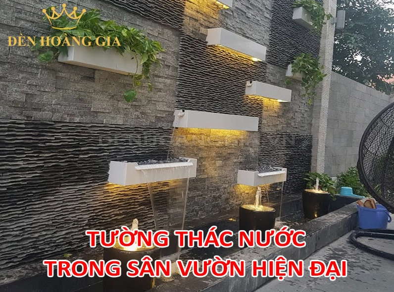 Tường thác nước trong không gian sân vườn hiện đại với bề mặt nước chảy mềm mại