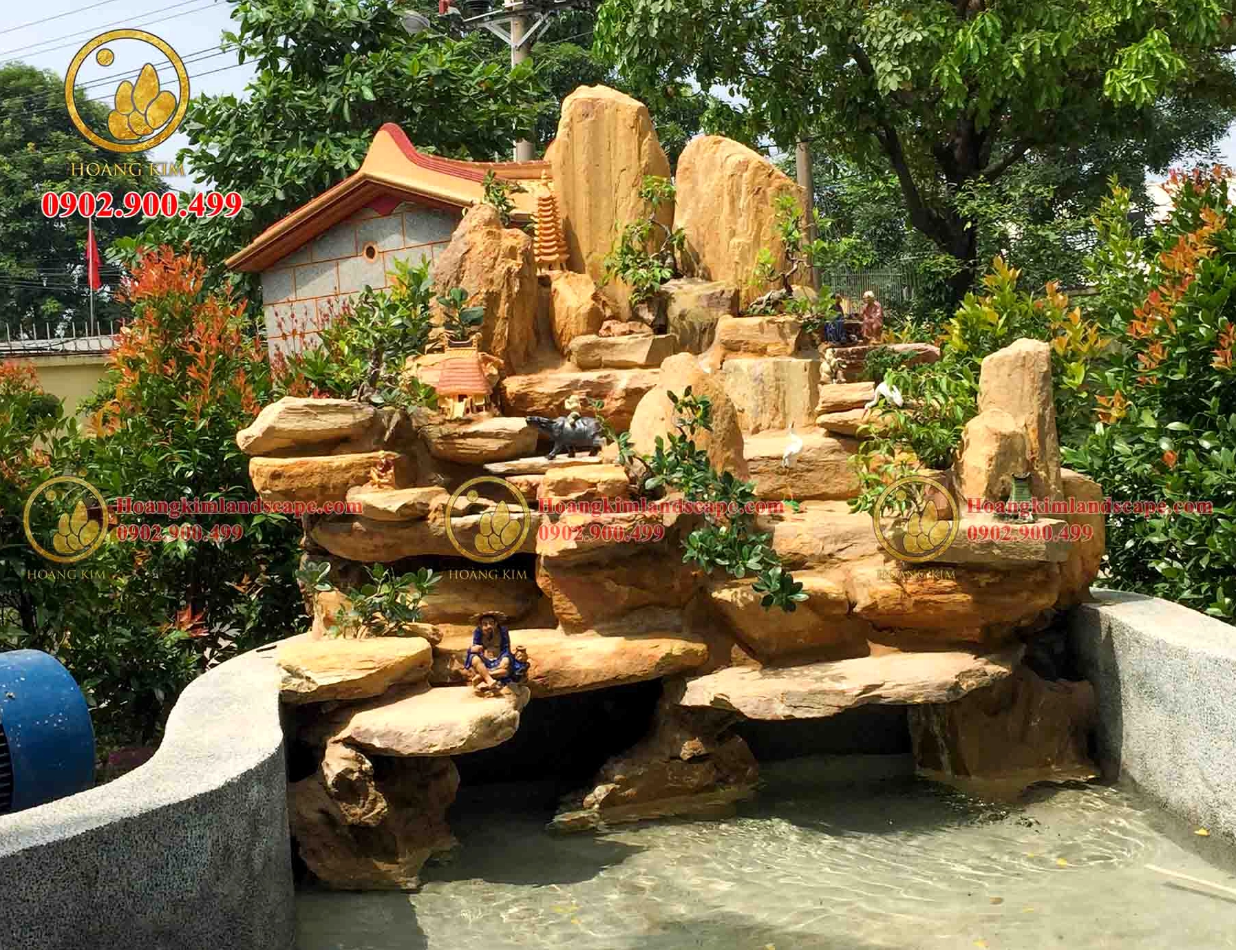 Tỷ lệ hình dáng hòn non bộ hài hòa với sân vườn và tổng thể kiến trúc ngôi nhà