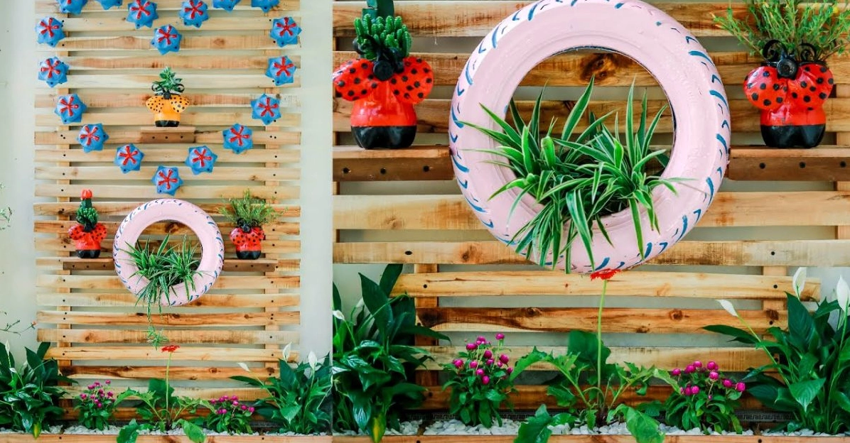 Vách tường ngoài sân được trang trí bằng vật liệu tái chế sáng tạo