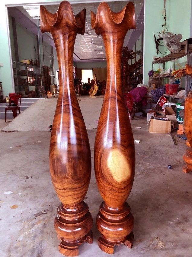 Vật trang trí bằng gỗ lim xanh có màu nâu bóng và dáng vẻ sang trọng