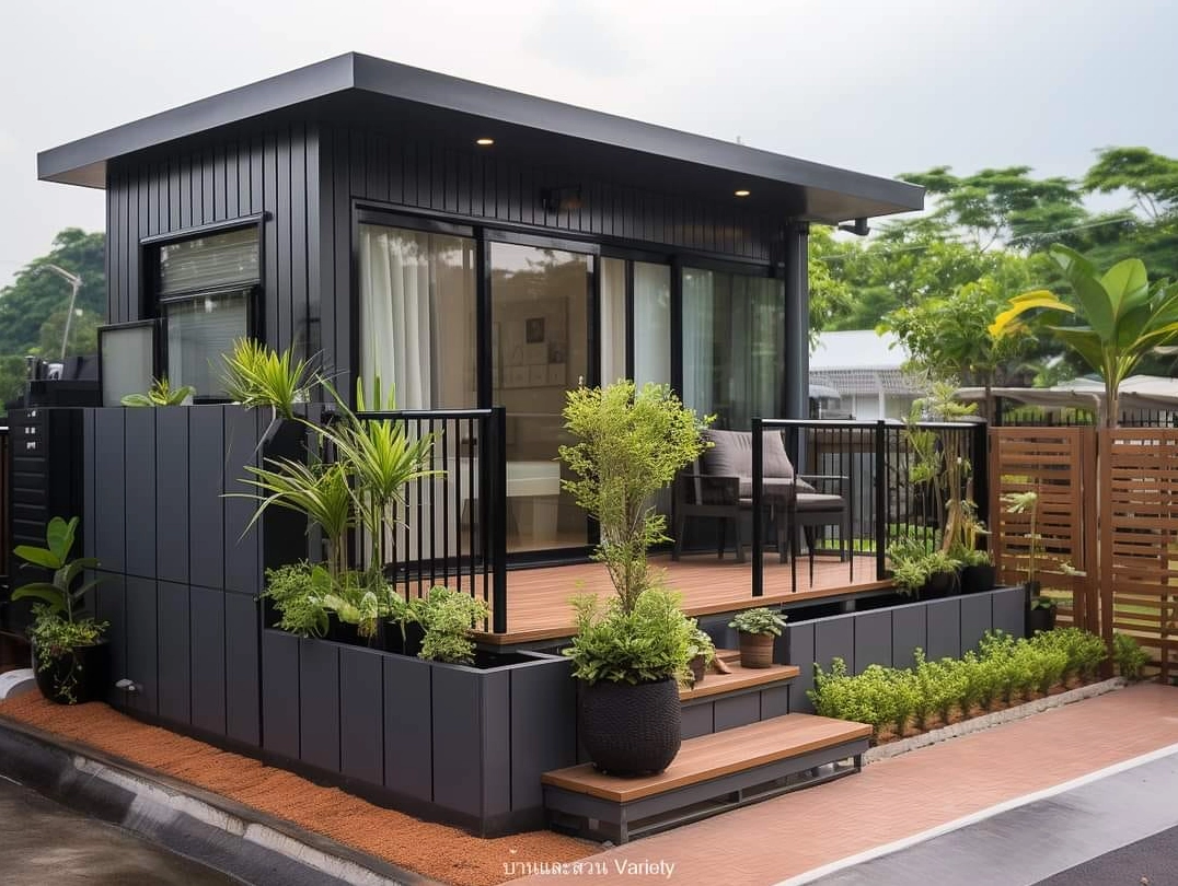 Vườn nhỏ trước nhà có cây xanh bao quanh tạo cảm giác yên bình và riêng tư