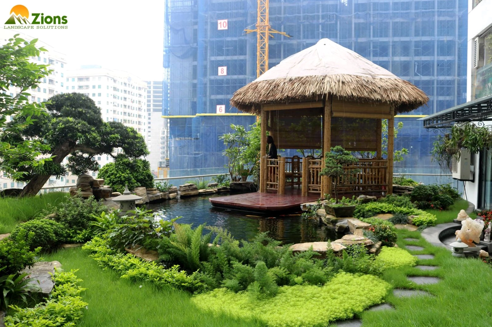 Vườn sân thượng kết hợp chòi nghỉ hồ cá koi với cây xanh bố trí hài hòa