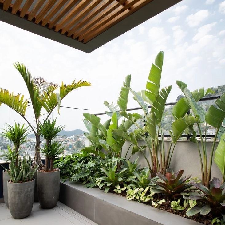 Vườn sân thượng xanh mát với cây trồng bao quanh tạo nơi thư giãn trên cao