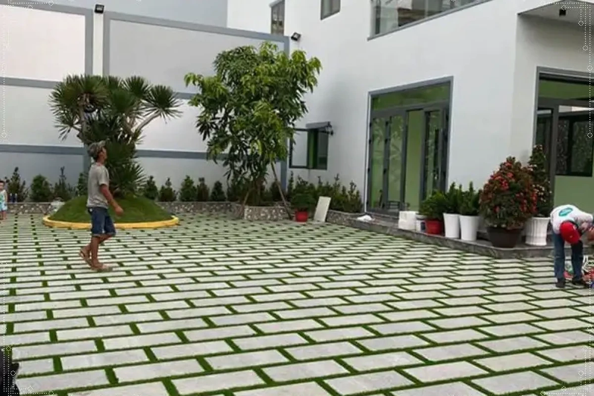 Trang trí sân vườn bằng cỏ nhân tạo đẹp mê ly