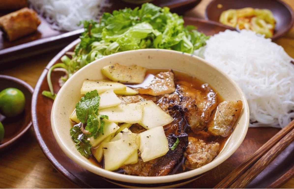 Bát bún chả đầy đặn tại quán Hương Liên nơi Tổng thống Obama từng ghé thăm
