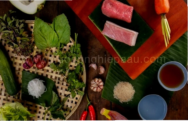 Các nguyên liệu cơ bản như thịt lợn, gia vị và rau sống để làm bún chả