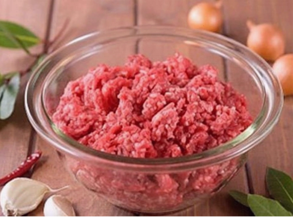 Công đoạn viên thịt nạc vai thành những miếng chả tròn dẹt