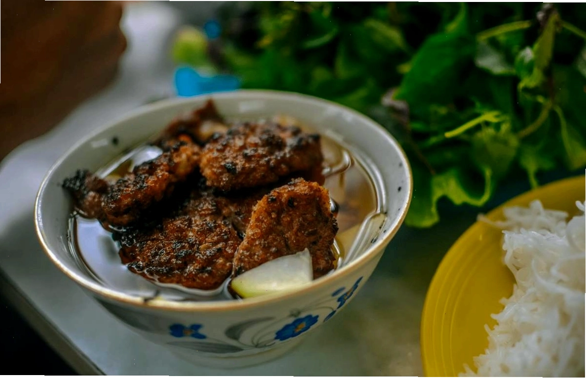 Không gian thưởng thức bún chả tại quán Tuyết 34 Hàng Than