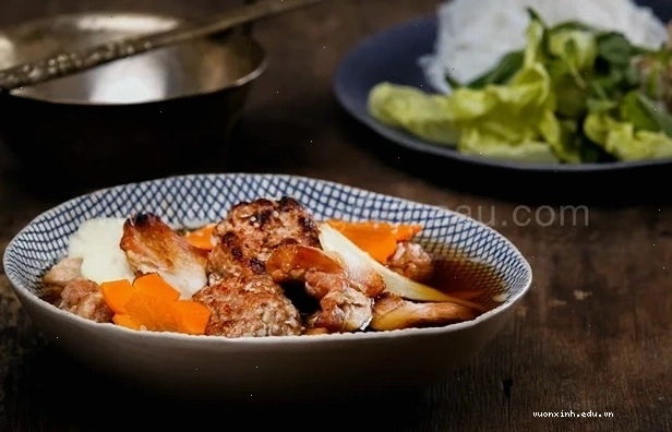 Món bún chả Hà Nội chuẩn vị với thịt nướng vàng ươm và rau sống tươi mát