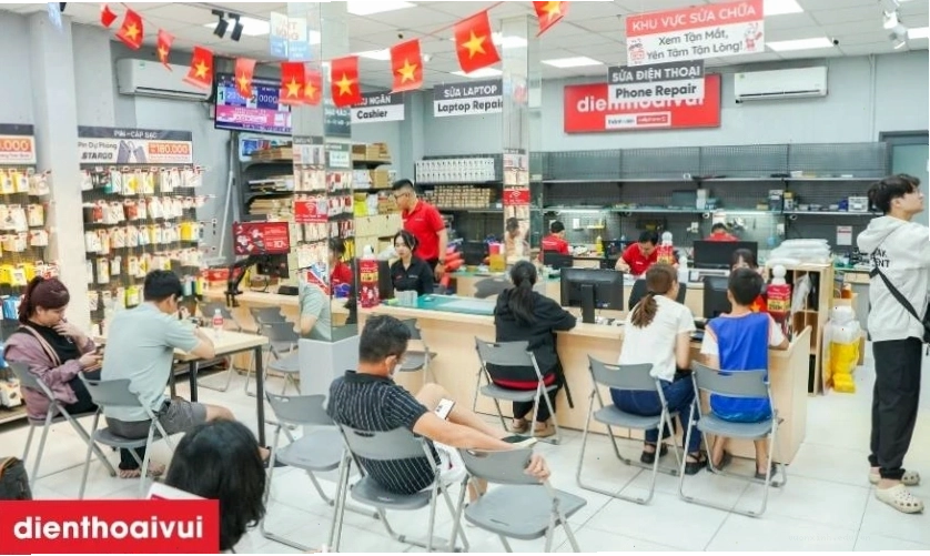 Quá trình thay thế linh kiện vỏ điện thoại diễn ra nhanh chóng