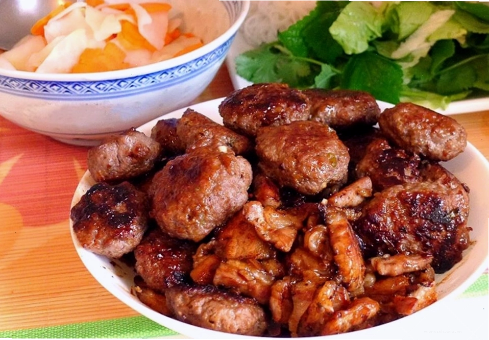 Thành phẩm thịt nướng chín vàng bày ra đĩa chuẩn bị thưởng thức