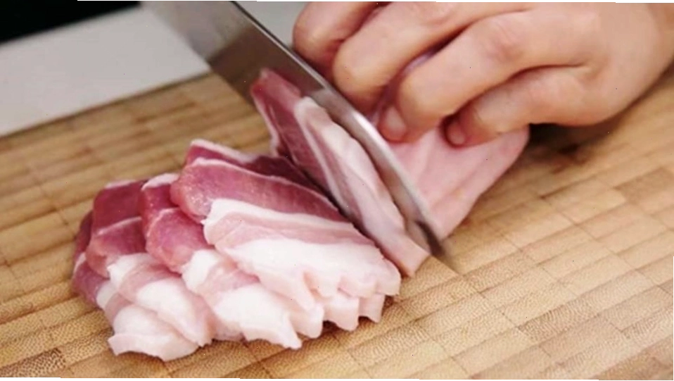 Thịt ba chỉ được thái miếng và tẩm ướp gia vị đậm đà
