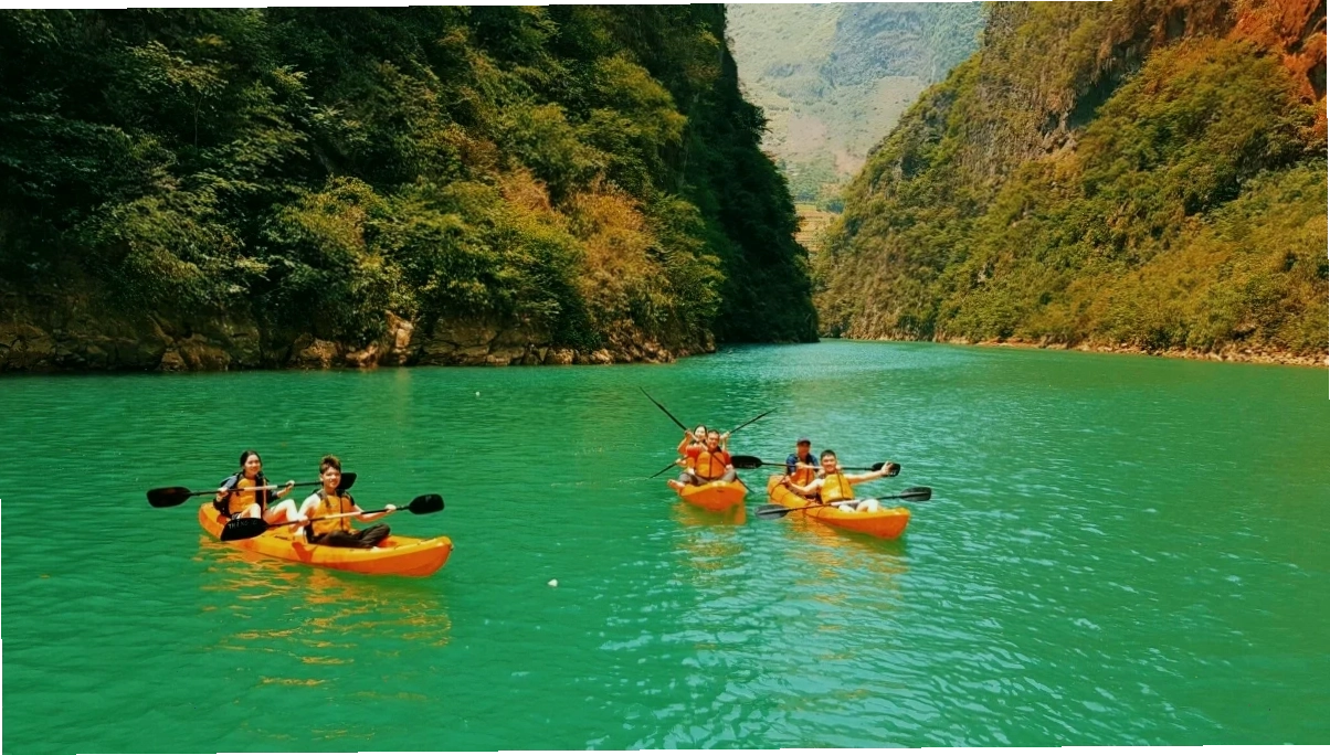 trải nghiệm chèo thuyền Kayak trên sông Nho Quế