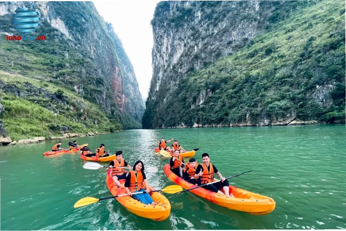 trải nghiệm chèo thuyền Kayak trên sông Nho Quế